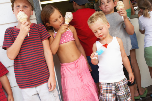 kids eating ice cream cones